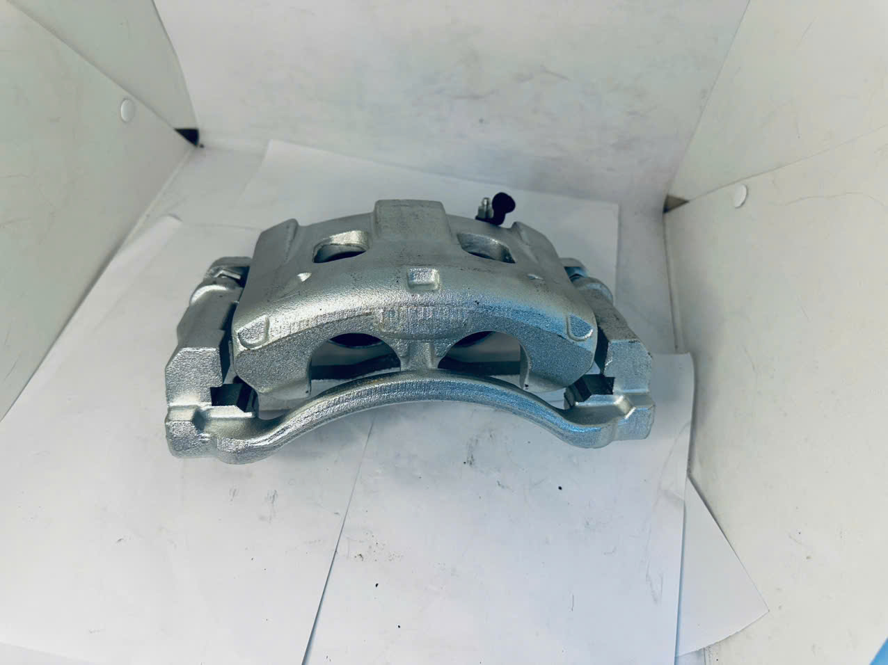 Cụm xilanh phanh trước phải xe Ford Ranger XLT 2015 UCYR 33 61X