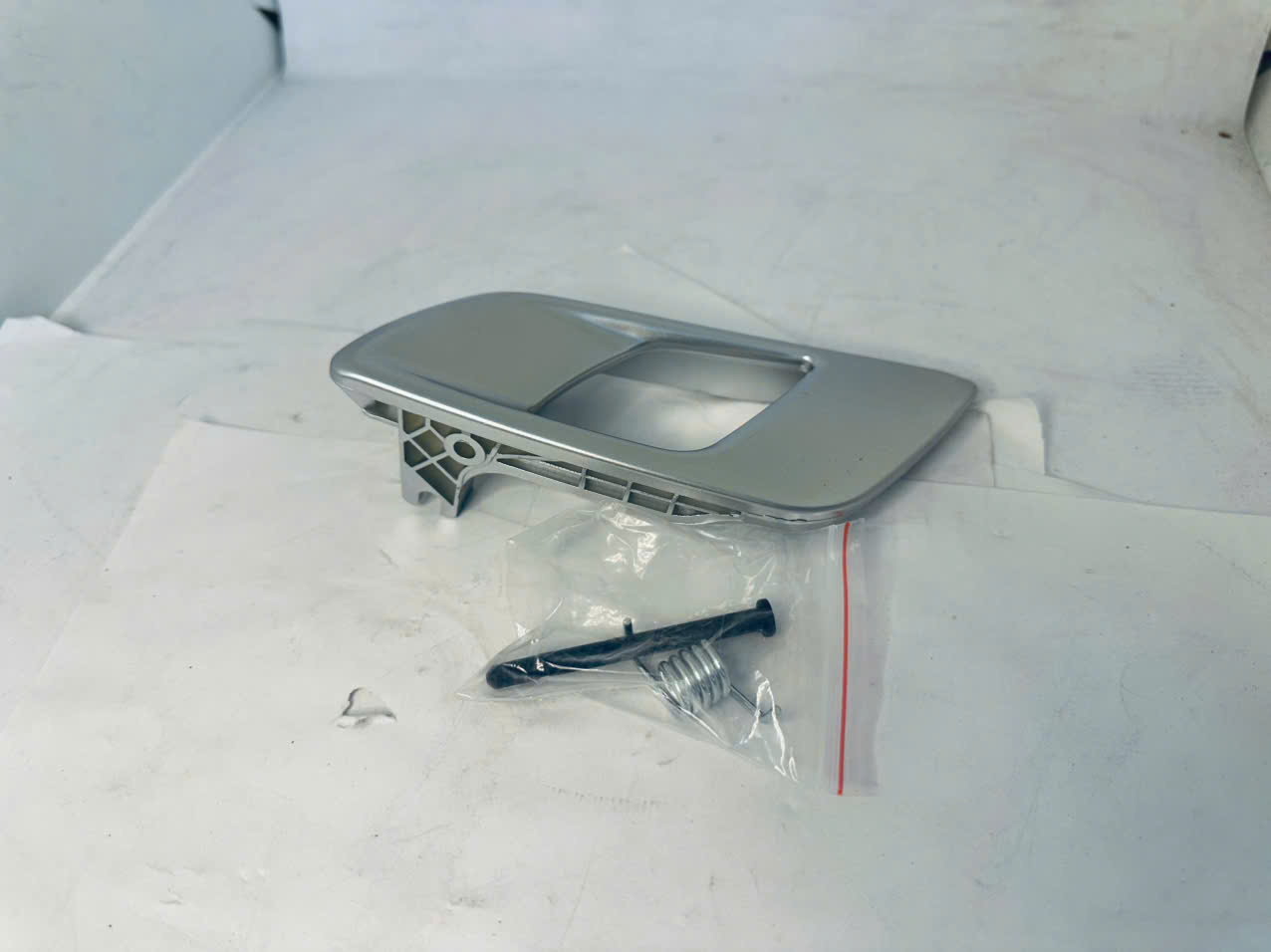 Tay mở cửa trong trái Ford Ranger EB3B22601CBSMSR