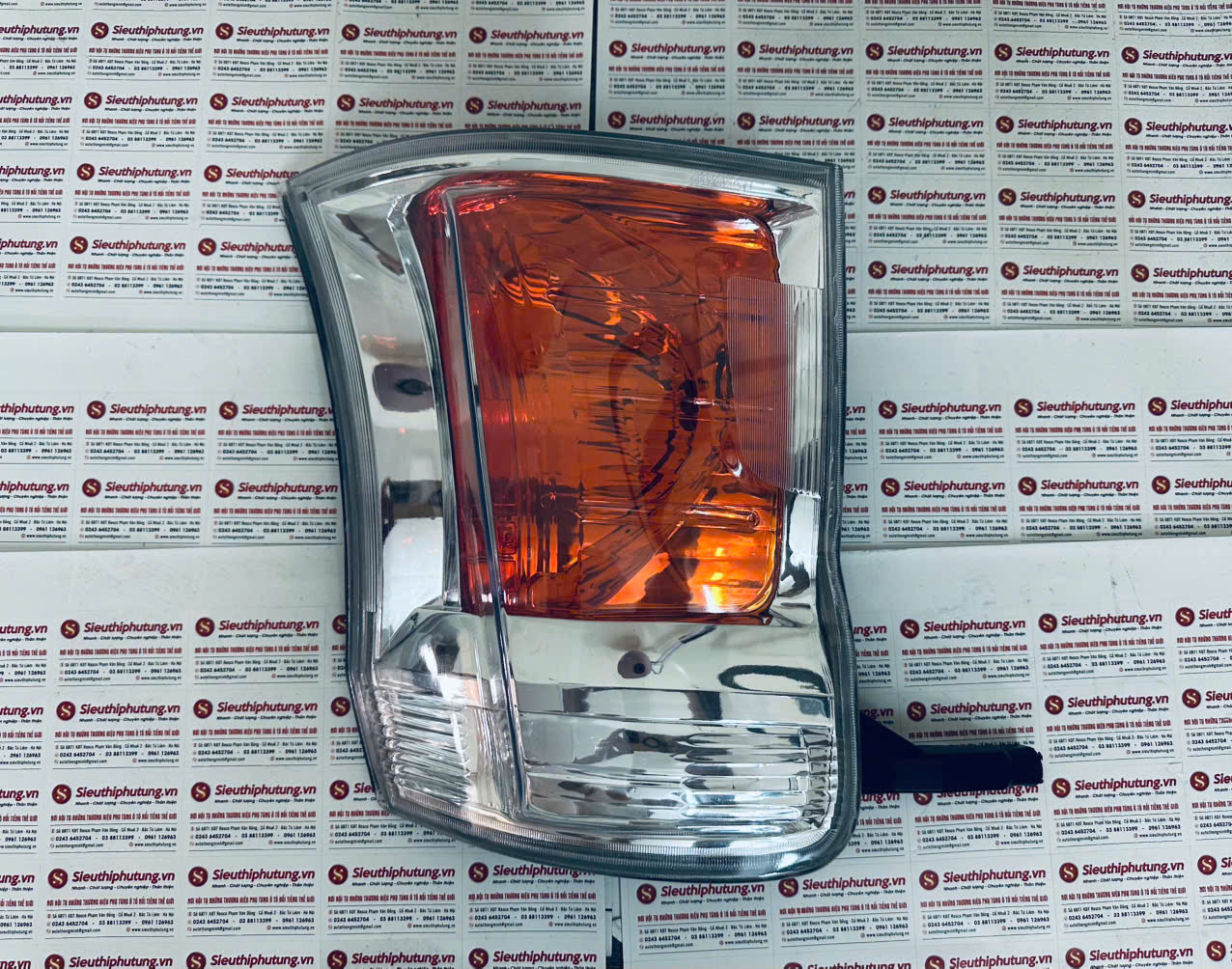 Đèn xinhan Phải Nissan Urvan 2005