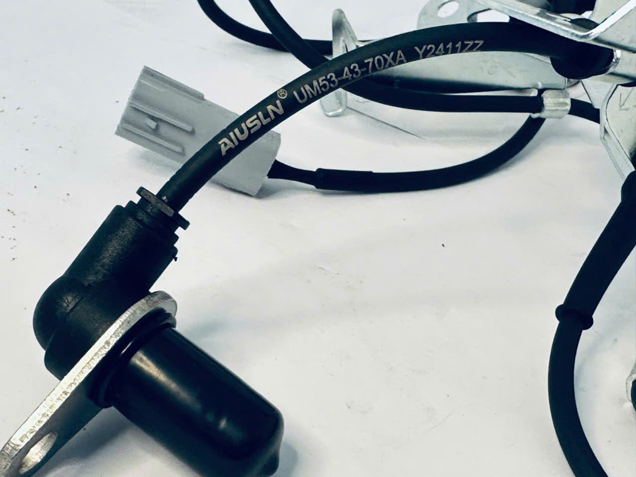 Cảm biến ABS trước phải xe Ford Everest 2012, UM53 43 70XA