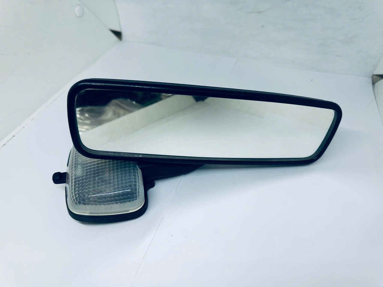 Gương chiếu hậu trong xe Daihatsu Terios