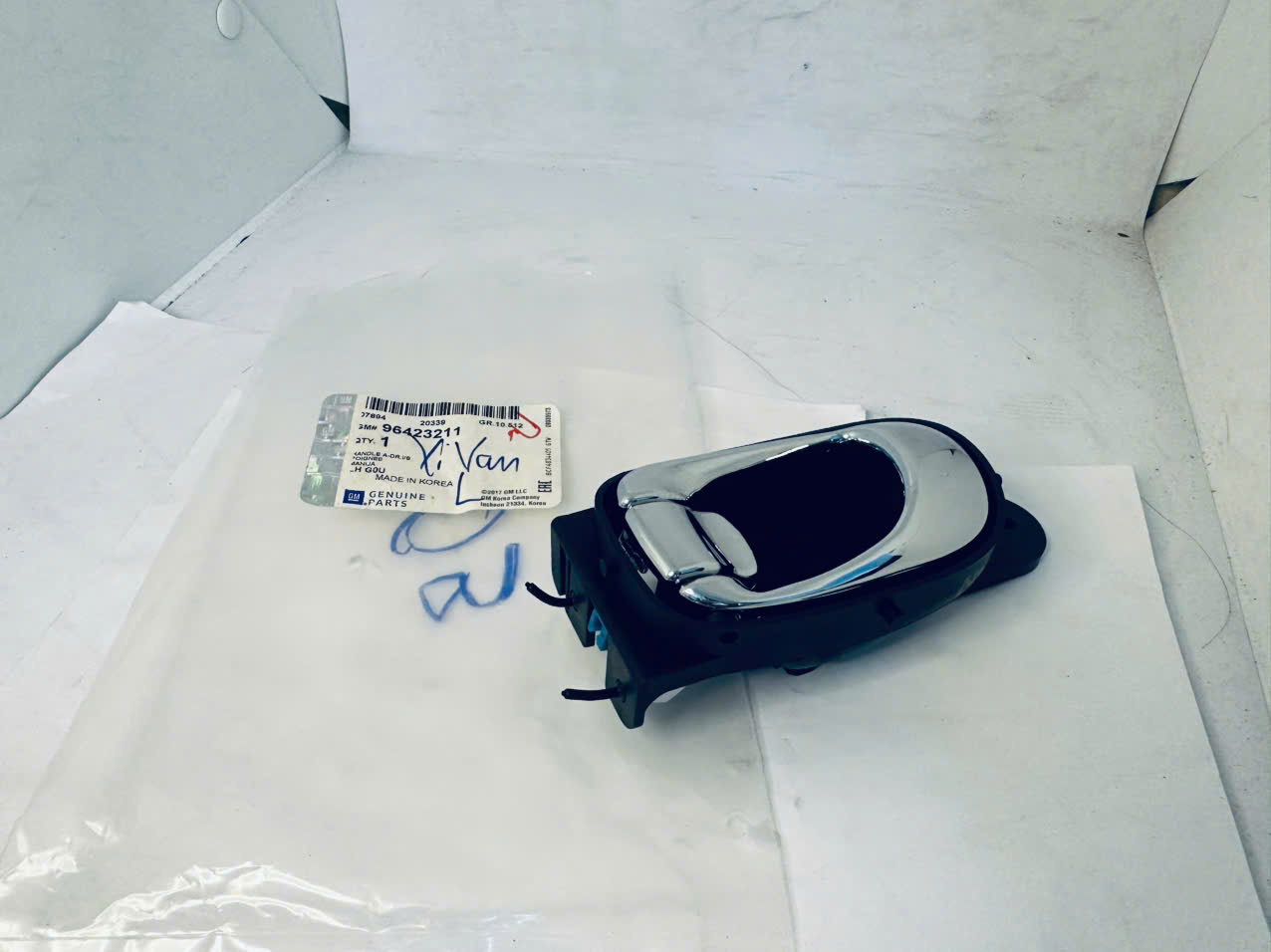 Tay mở cửa trong trái Chevrolet Vivant 96423211