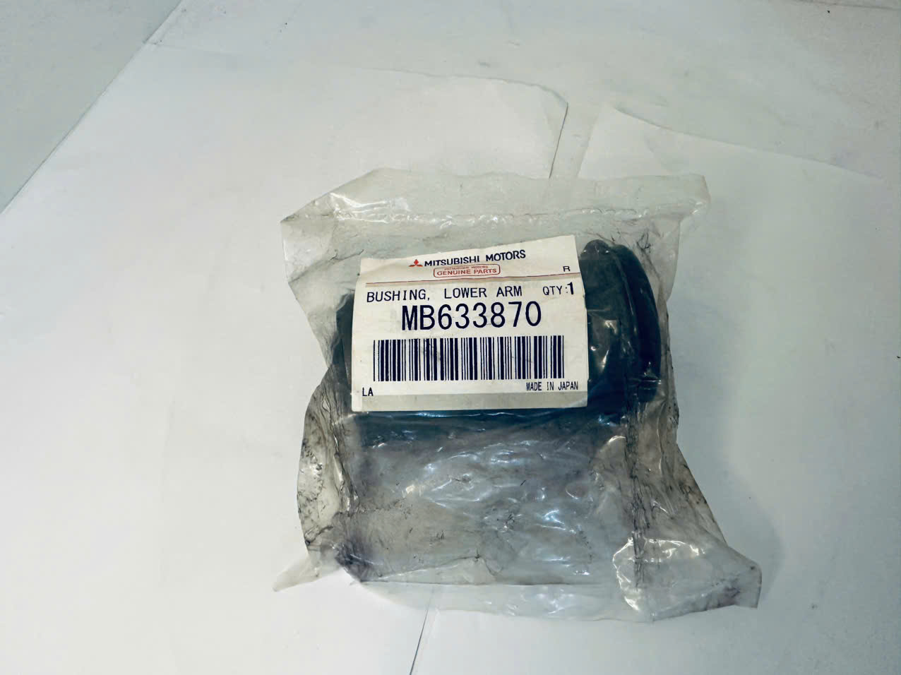Cao su càng A dưới đầu to Mitsubishi Pajero V43 MB633870