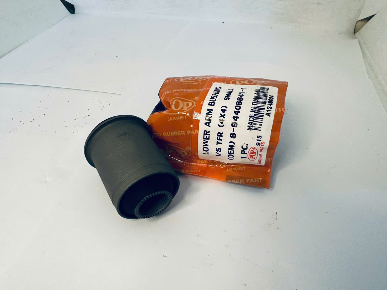 Cao su càng A dưới đầu nhỏ Isuzu Trooper 2003, 8944088411