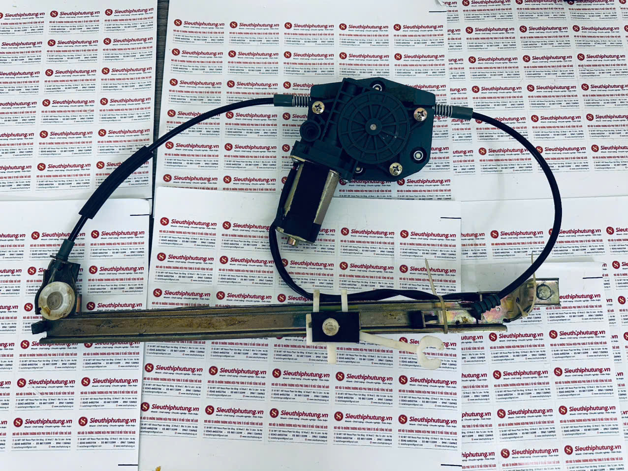 Compa lên kính cửa sau phải Fiat Albea